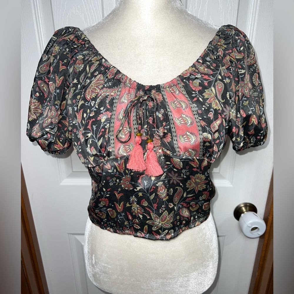 (NWT)Earthbound Bohemian Crop Top Blouse Floral Short Sleeve Puff Sleeve Black S
